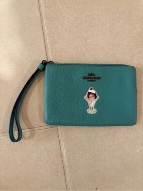 NWOT Coach Corner Zip Wristlet Teal Pebbled Leather Ice Cream Sundae Graphic